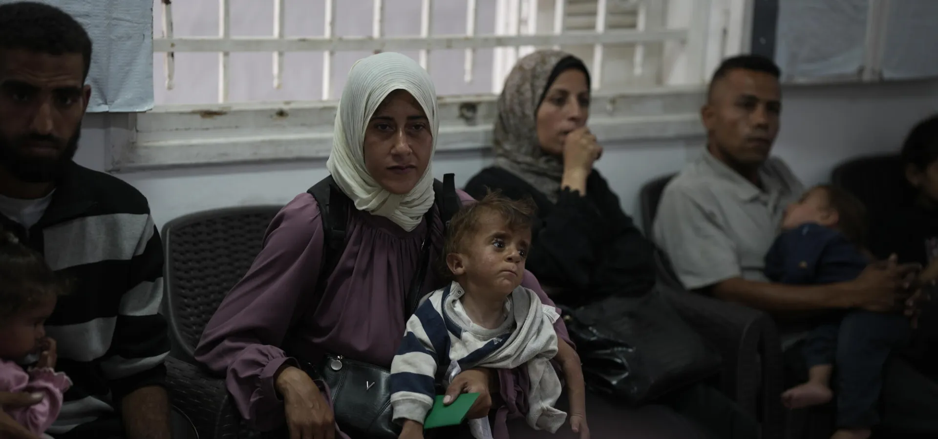 Palestinská matka a její roční syn Ahmed, u kterého byla diagnostikována podvýživa. Pásmo Gazy, 2025.
