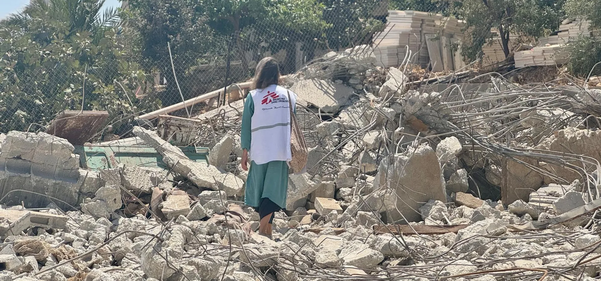 Manažerka MSF pro advokacii při návštěvě vesnice Kisan, kde izraelské síly zbouraly dům rodiny Ubayat. Západní břeh Jordánu, 2025. Foto: Oday Alshobaki / Lékaři bez hranic