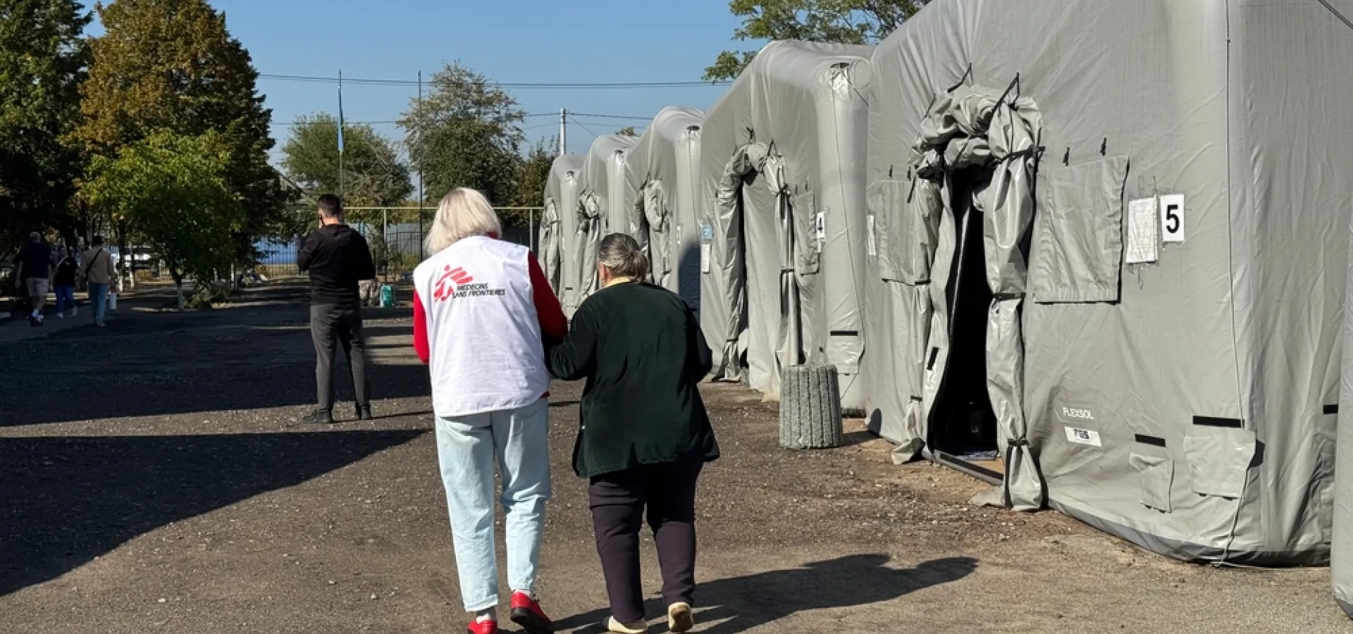 Zaměstnankyně Lékařů bez hranic s pacientkou. Pavlohrad, Dněpropetrovská oblast, Ukrajina, 2025. Foto: Yuliia Trofimova