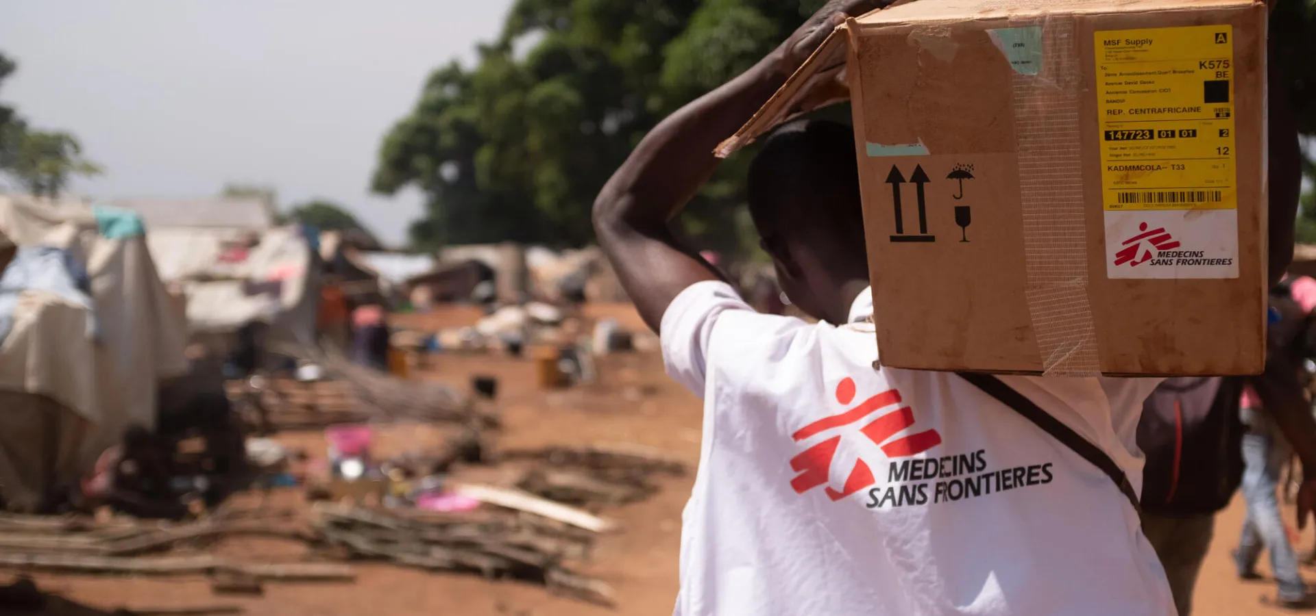 Pracovník Lékařů bez hranic převáží léky a materiál na čištění vody. Středoafrická republika, 2021. Foto: Marco Doneda / Lékaři bez hranic
