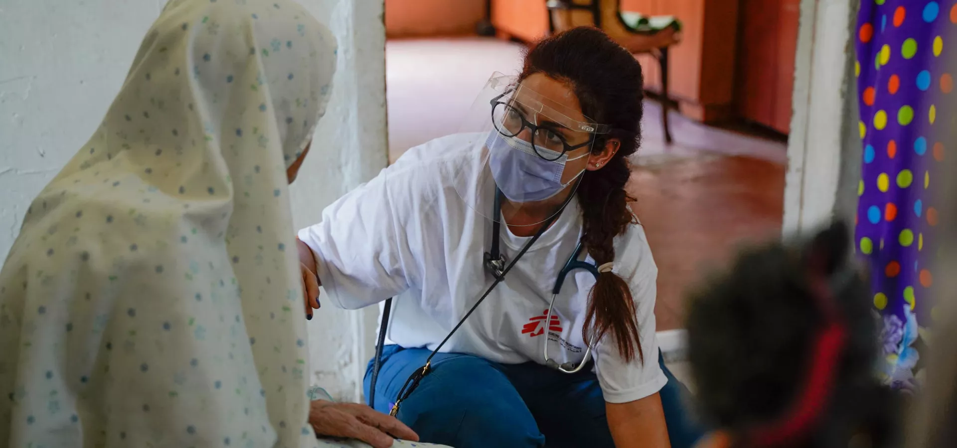 Členka týmu Lékařů bez hranic prohlíží pacientku, Libanon, 2020. Foto: Mohamad Cheblak / Lékaři bez hranic