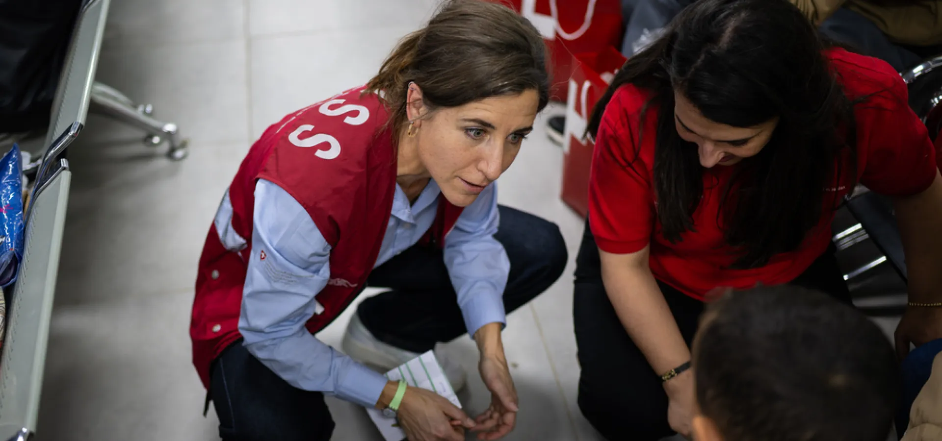 Evakuace dvaceti vážně zraněných dětí z Gazy do Švýcarska.