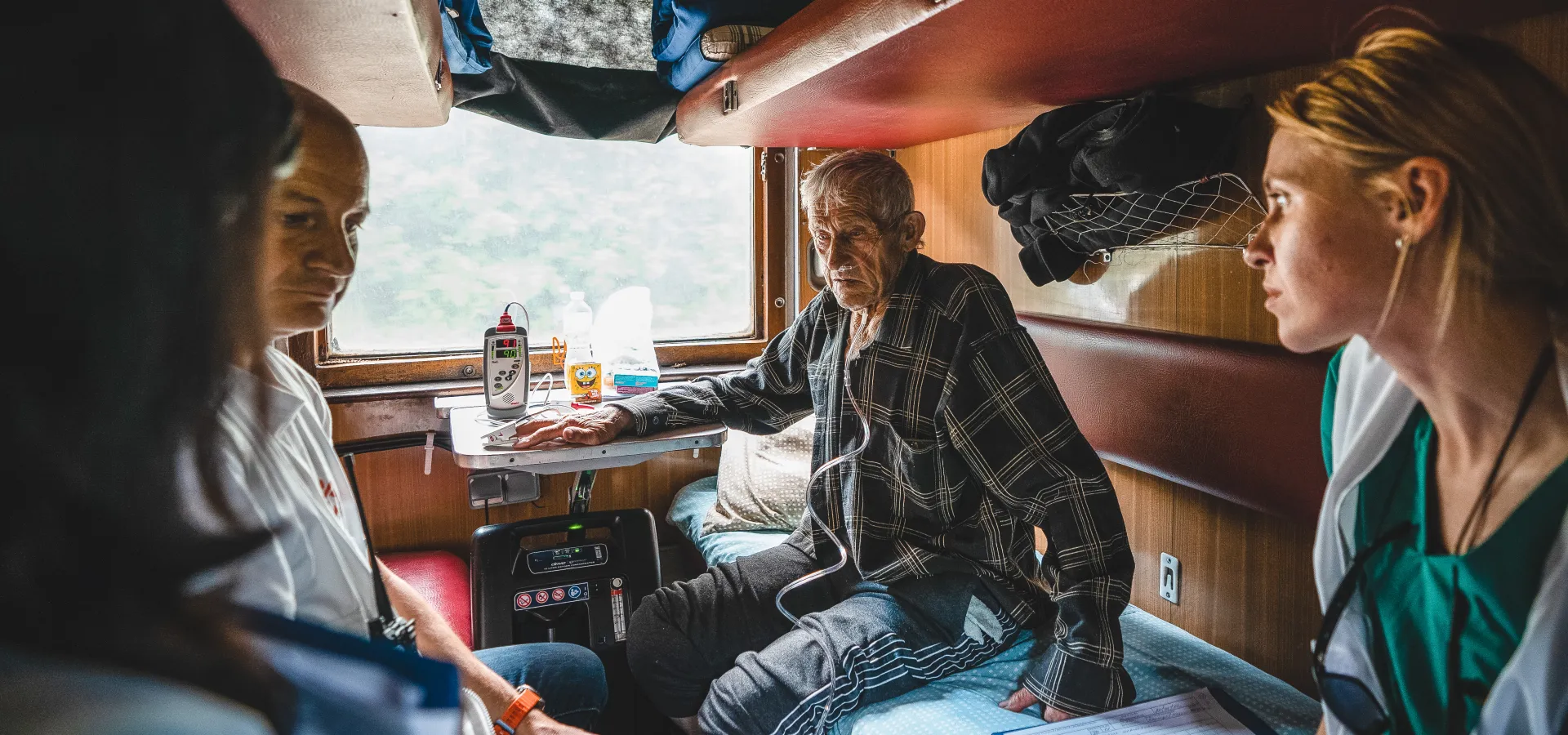 Evakuace zraněných pacientů na Ukrajině speciálně upraveným vlakem.