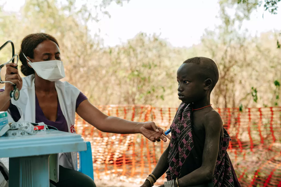 Pracovnice MSF s dítětem, Etiopie, 2023. Foto: Julien Dewarichet / Lékaři bez hranic