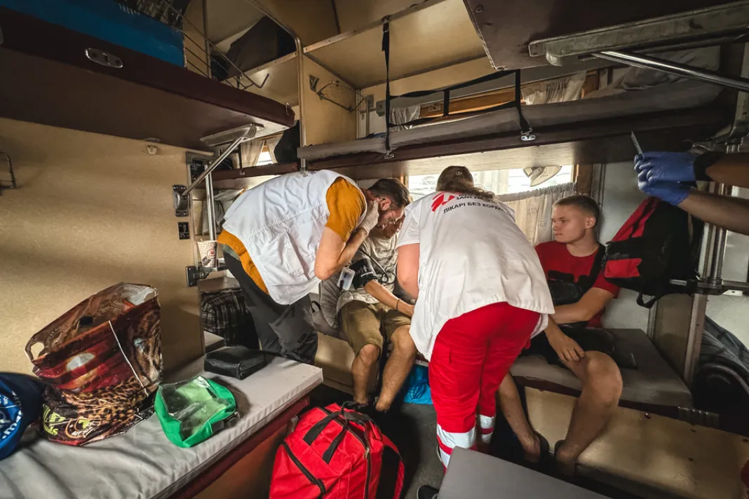 Lékaři bez hranic ošetřují evakuované. Ukrajina, 2024. Foto: Yuliia Trofimova / Lékaři bez hranic