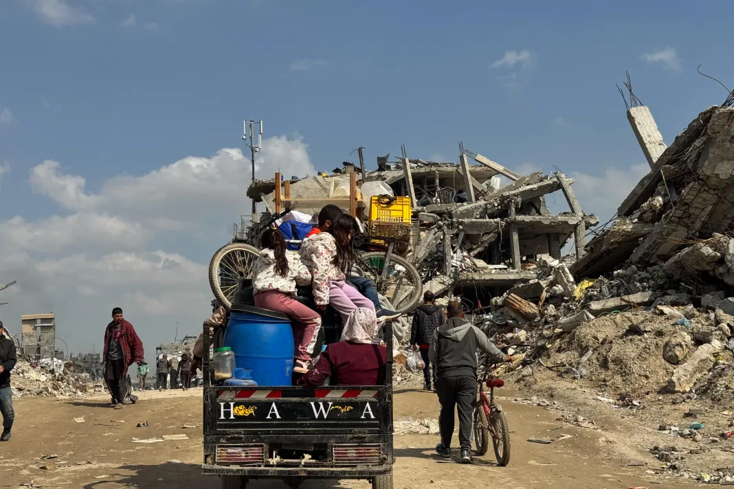 Vysídlená rodina. Palestina, 2025. Foto: Nour Alsaqqa / Lékaři bez hranic