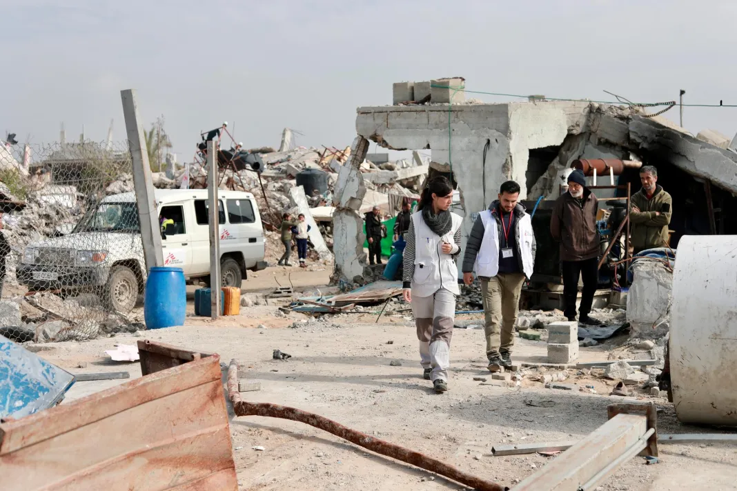 Dva zaměstnanci Lékařů bez hranic pro vodu a sanitaci. Pásmo Gazy, 2025. Foto: Nour Alsaqqa / Lékaři bez hranic