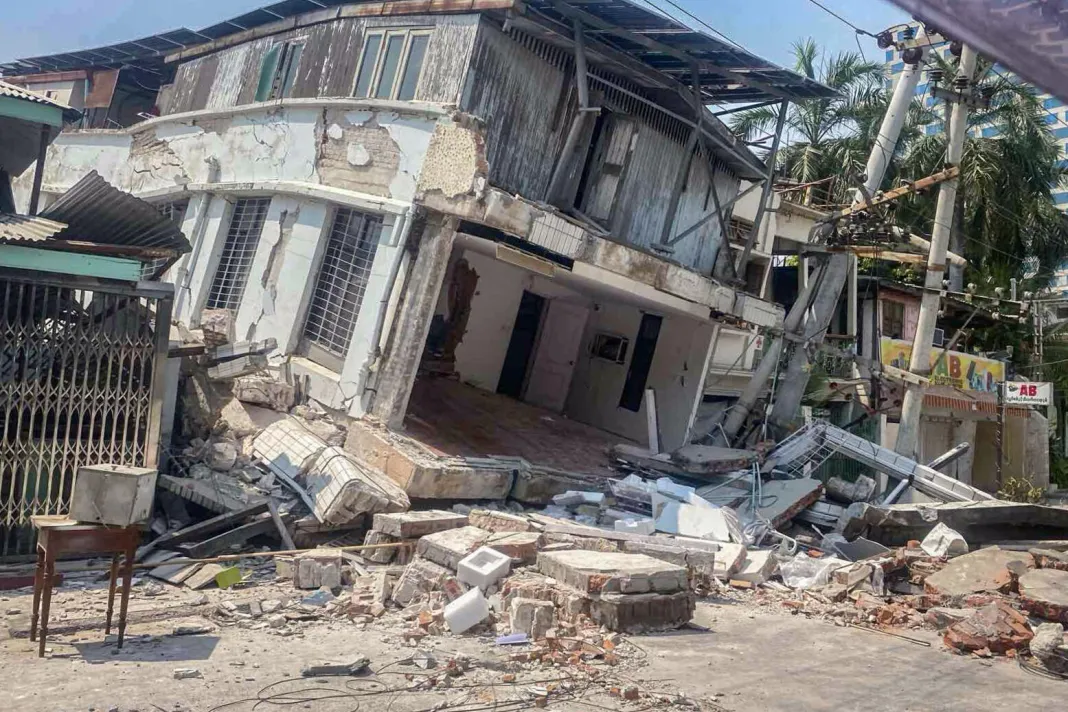Zničený dům po zemětřesení. Myanmar, 2025. Foto: Lékaři bez hranic