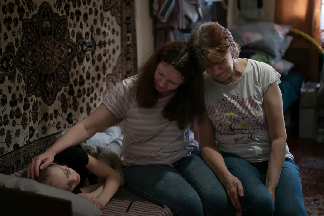 Tři generace žen zasaženy válkou na Ukrajině. Ukrajina, 2025. Caroline Thirion