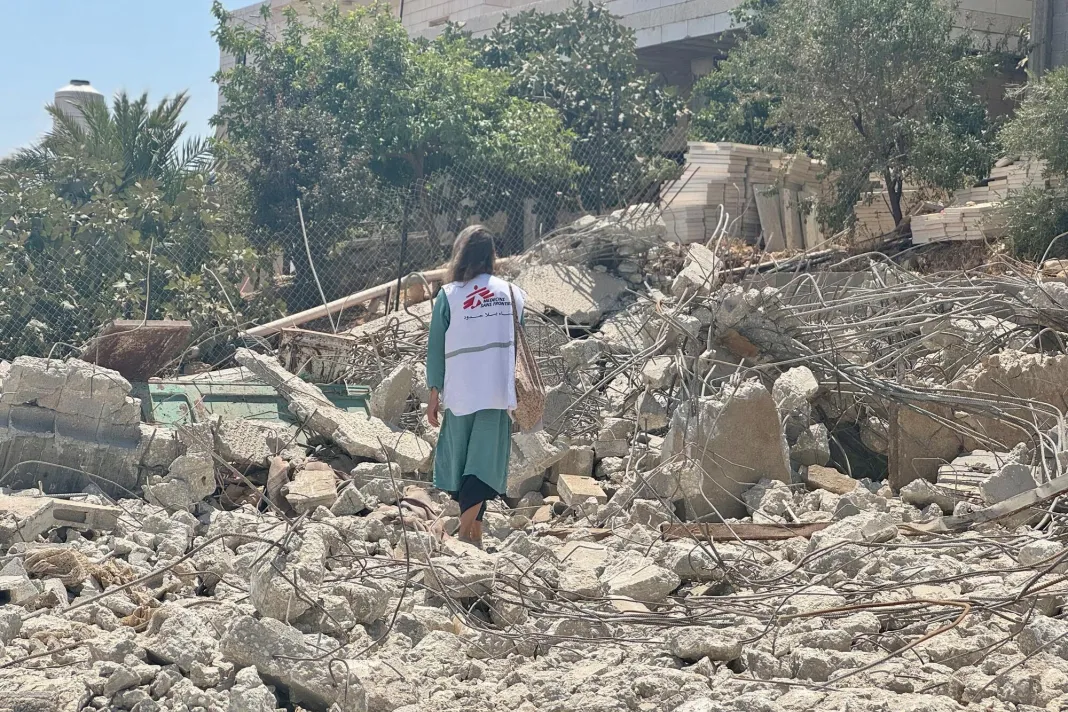 Manažerka MSF pro advokacii při návštěvě vesnice Kisan, kde izraelské síly zbouraly dům rodiny Ubayat. Západní břeh Jordánu, 2025. Foto: Oday Alshobaki / Lékaři bez hranic