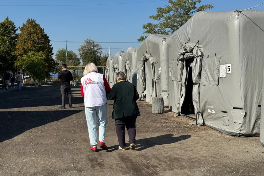 Zaměstnankyně Lékařů bez hranic s pacientkou. Pavlohrad, Dněpropetrovská oblast, Ukrajina, 2025. Foto: Yuliia Trofimova