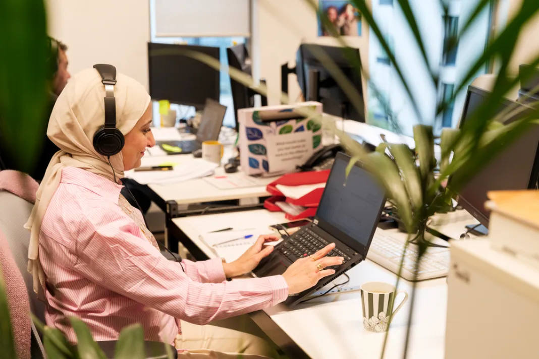 Zaměstnankyně Lékařů bez hranic pracuje na počítači. Belgie, 2025. Foto: Kris Jacobs