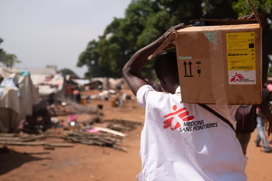 Pracovník Lékařů bez hranic převáží léky a materiál na čištění vody. Středoafrická republika, 2021. Foto: Marco Doneda / Lékaři bez hranic