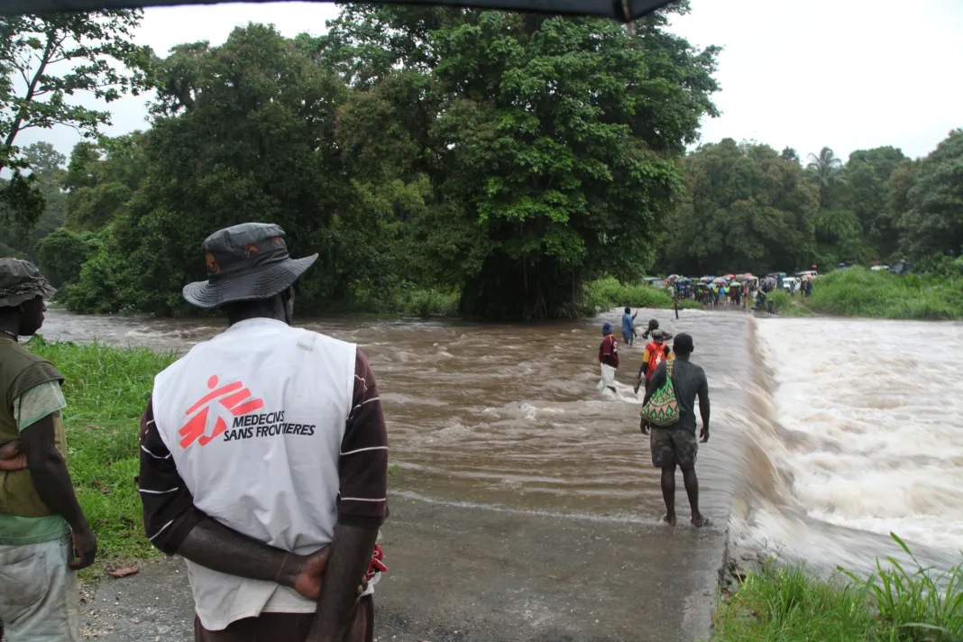 Zaměstnanci Lékařů bez hranic u řeky, Papua-Nová Guinea, 2013. Foto: Eddy McCall / Lékaři bez hranic