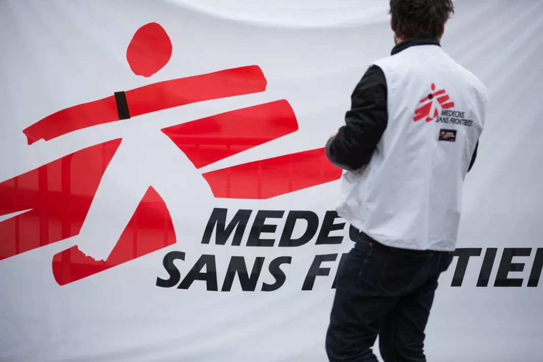Logo Lékařů bez hranic a člověk s bílou vestou, 2015. Foto: Lex Kleren: