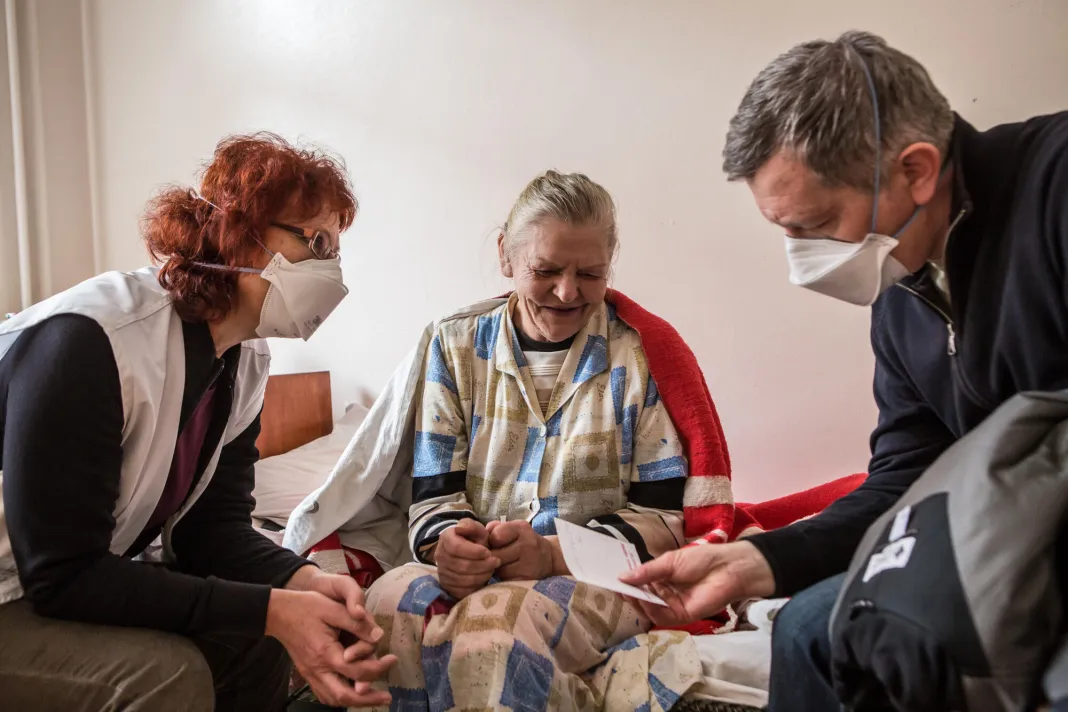 Pacientka s tuberkulózou a zdravotníci, Ukrajina, 2018. Foto: Oksana Parafeniuk