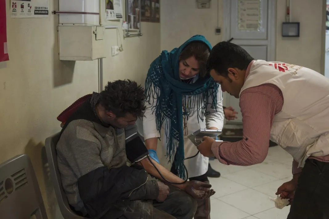 Lékařů bez hranic pečují o pacienta na jinu Teheránu. Teherán, 2029. Foto: Lékaři bez hranic.