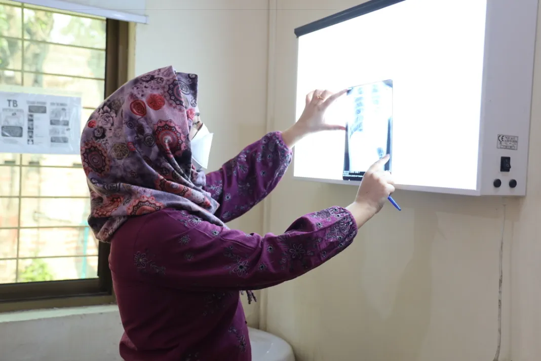 Lékařka hodnotící RTG.