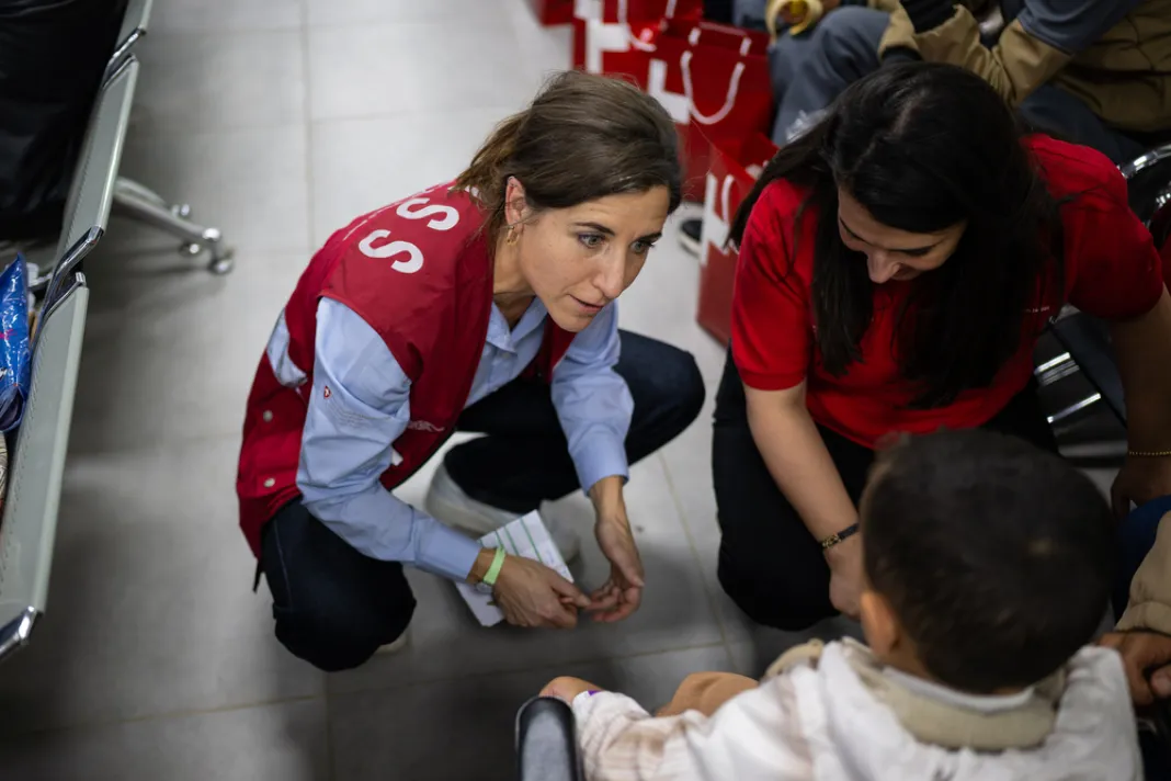 Evakuace dvaceti vážně zraněných dětí z Gazy do Švýcarska.