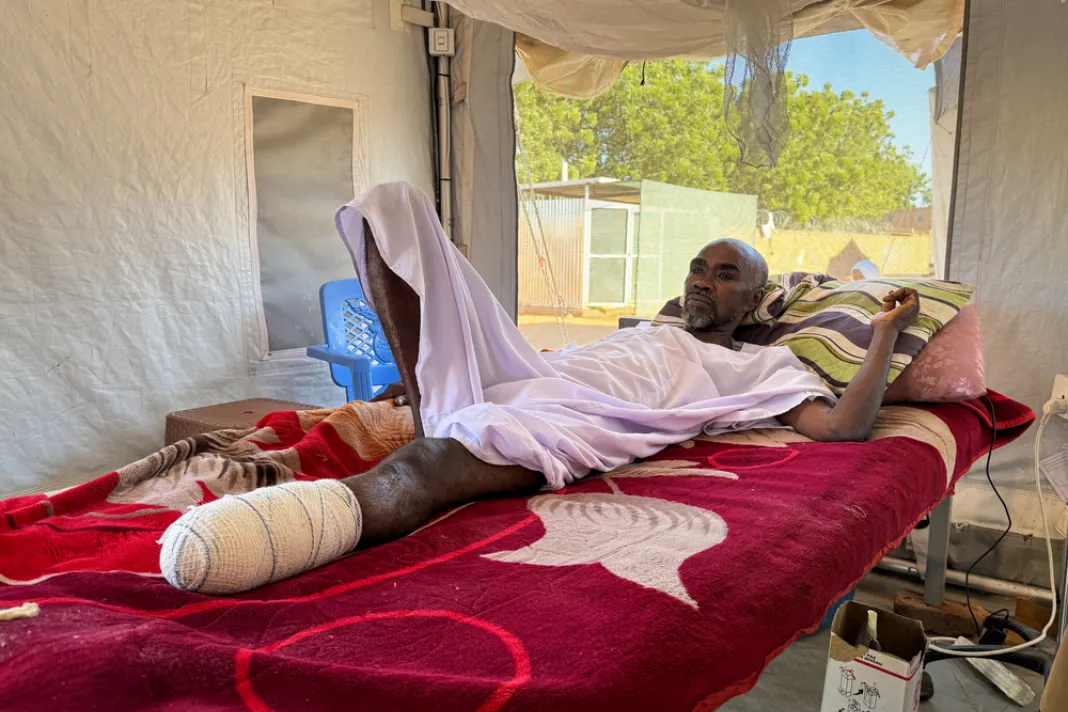 Přeživší z Fáširu s amputovanou nohou.