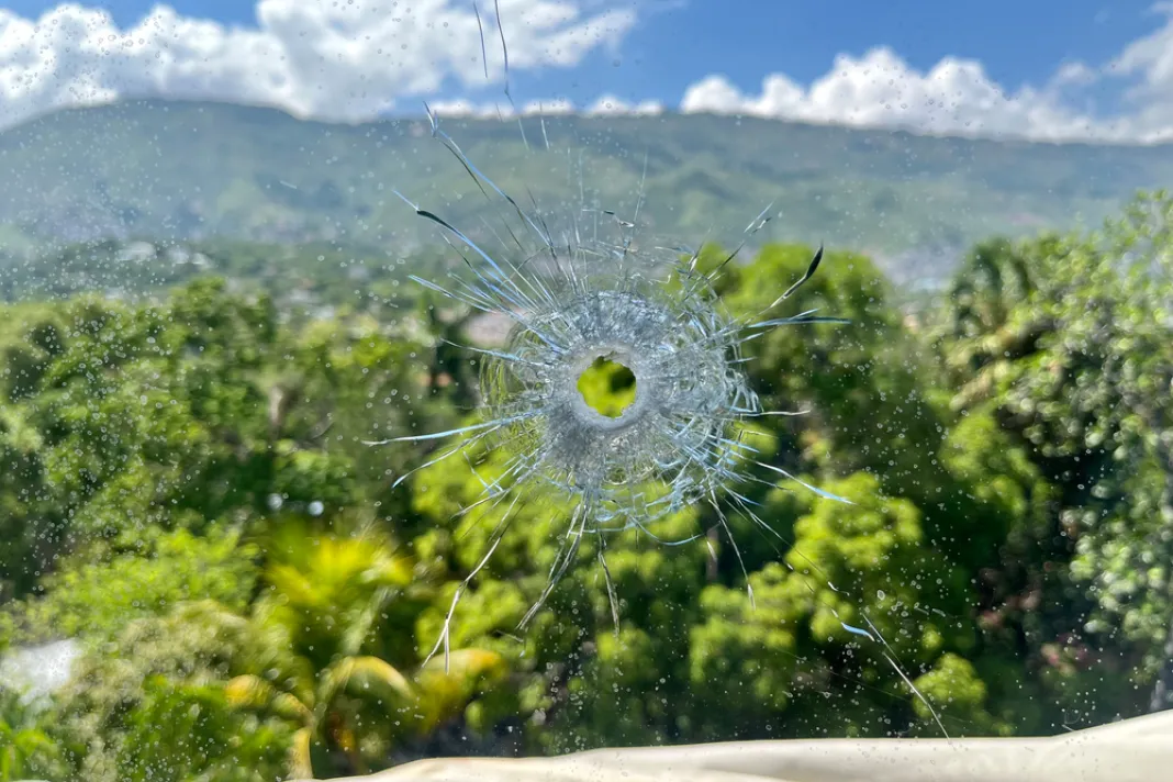 Otvor po kulce ve skle. Haiti, 2025. Foto: Kristen Poels, Lékaři bez hranic