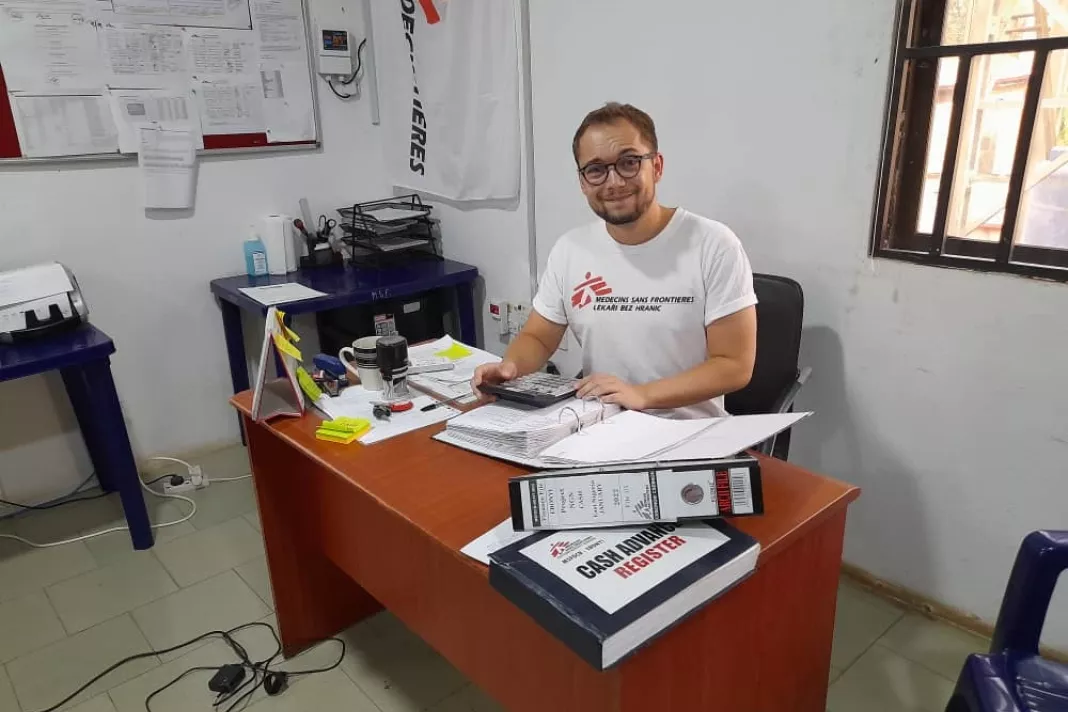 Marek Kurák v kanceláři na své misi v Nigérii, 2022. Foto: Lékaři bez hranic