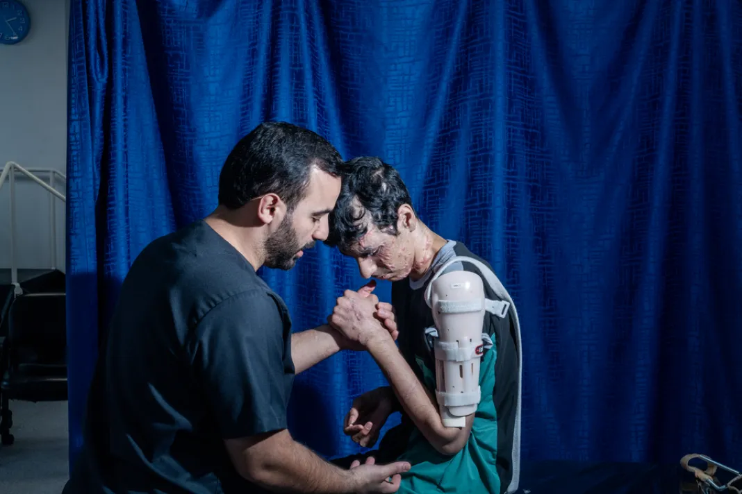 Sedmnáctiletý Karam na fyzioterapii v Ammánu, Gaza, 2024. Foto: Moises Saman / Lékaři bez hranic
