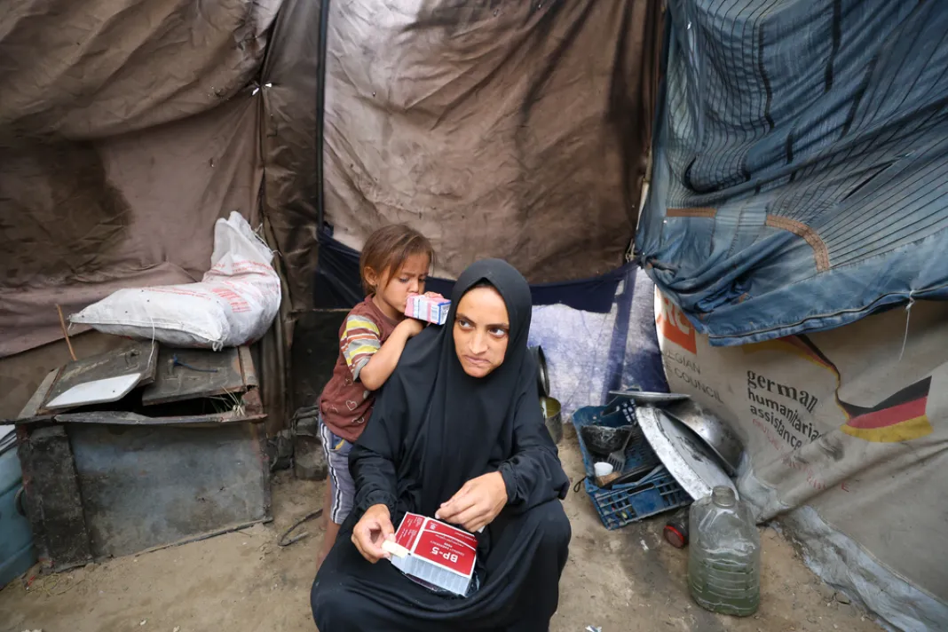 Nour a její dcera v uprchlickém táboře na jihu Gazy.