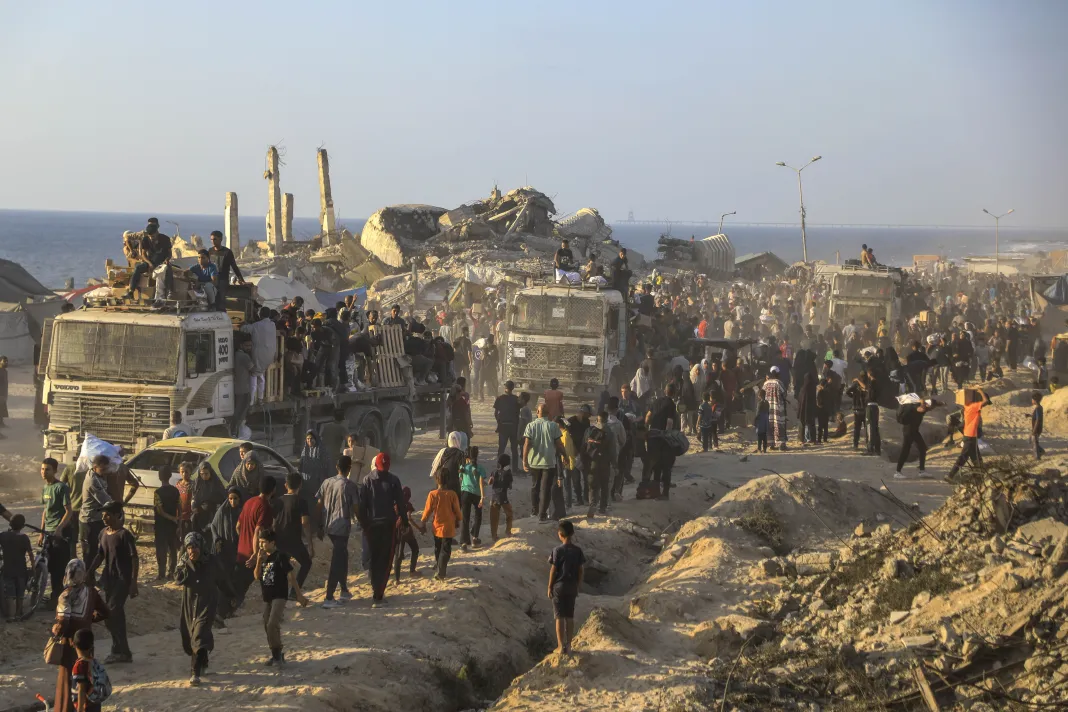 Palestinci v distribučním centru Humanitární nadace pro Gazu v Netzarimu. Pásmo Gazy, 2025.