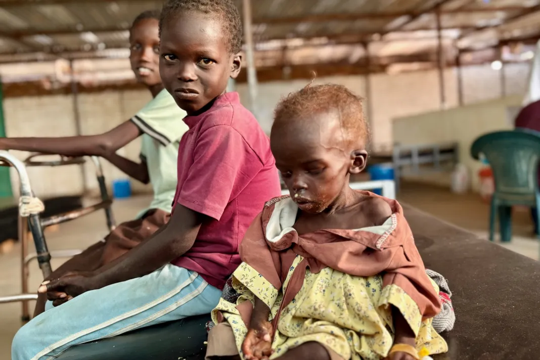 Dvouletá podvyživená holčička z Fáširu.