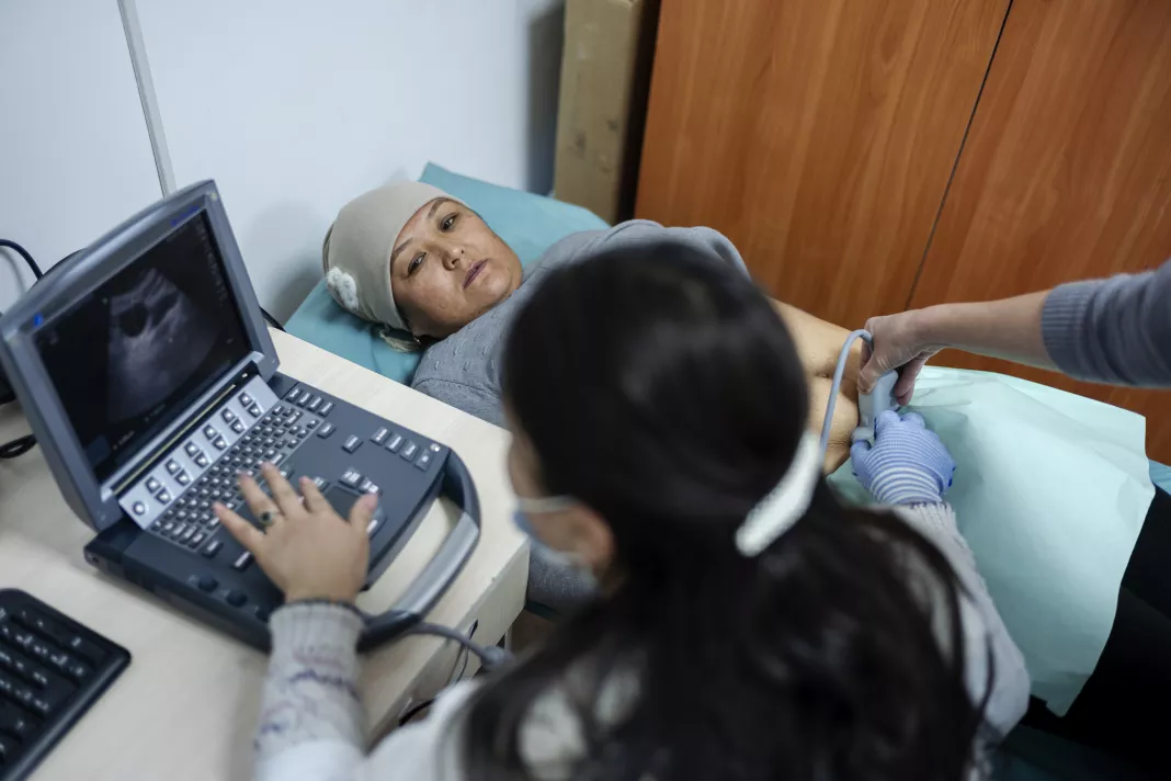 Gynekoložka vyšetřuje pacientku, Kyrgyzstán, 2020