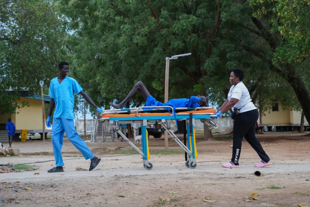 Muž převážený na operaci, Jižní Súdán.