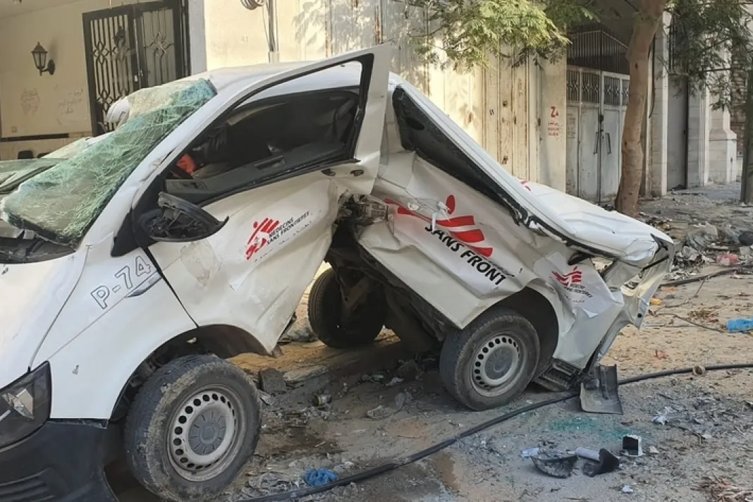 Zničené vozidlo Lékařů bez hranic. Gaza, 2023