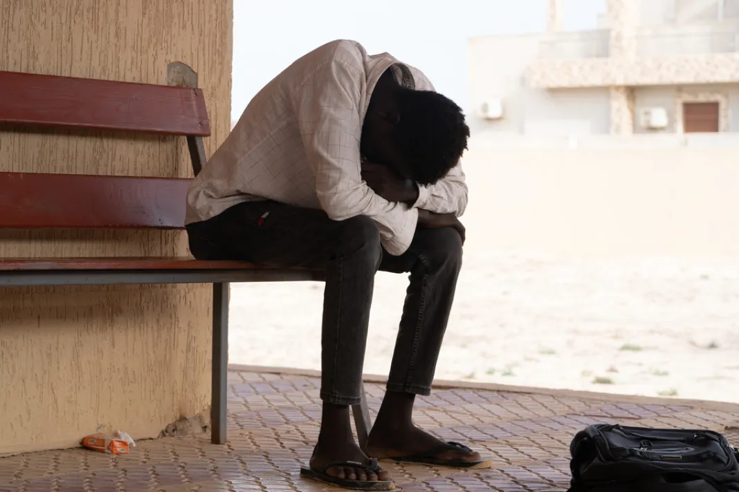 Muž čekající na ošetření ve zdravotnickém centrum Lékařů bez hranic.