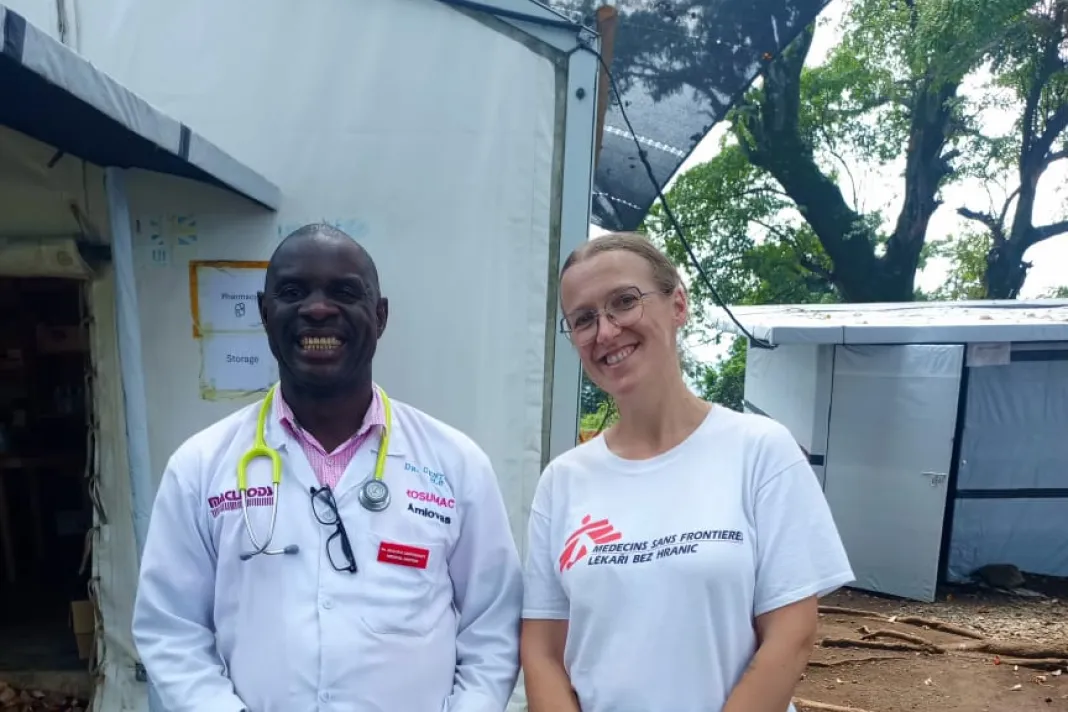 Lenka Vaverová s kolegou na misi. Uganda, 2026. Foto: Lékaři bez hranic