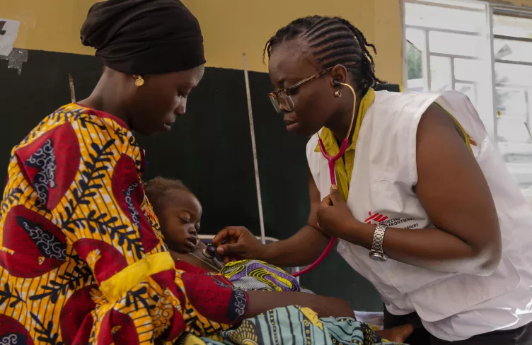 Lékařka pečuje o dítě s malárií, Nigérie, 2023. Foto: Abba Adamu Musa / Lékaři bez hranic