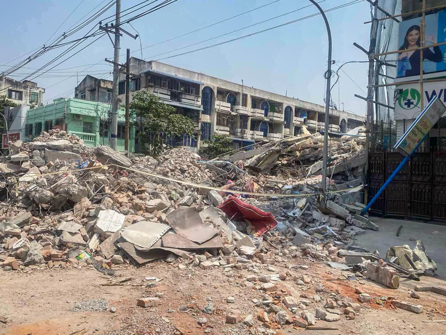 Zničená budova po zemětřesení. Myanmar, 2025. Foto: Lékaři bez hranic