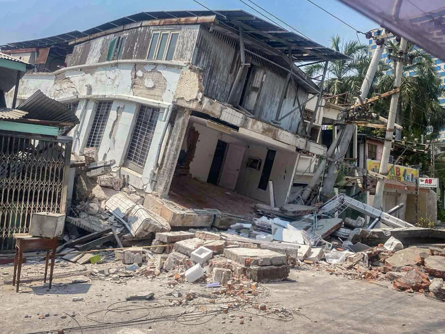 Zničený dům po zemětřesení. Myanmar, 2025. Foto: Lékaři bez hranic