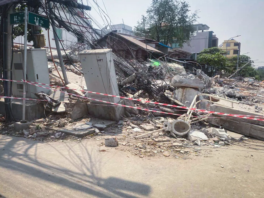 Zničená budova po zemětřesení. Myanmar, 2025. Foto: Lékaři bez hranic