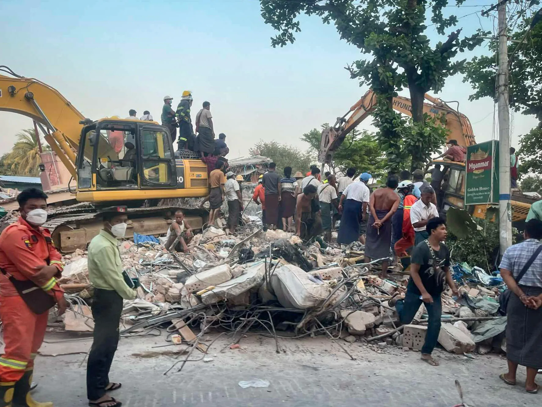 Zničená budova po zemětřesení. Myanmar, 2025. Foto: Lékaři bez hranic