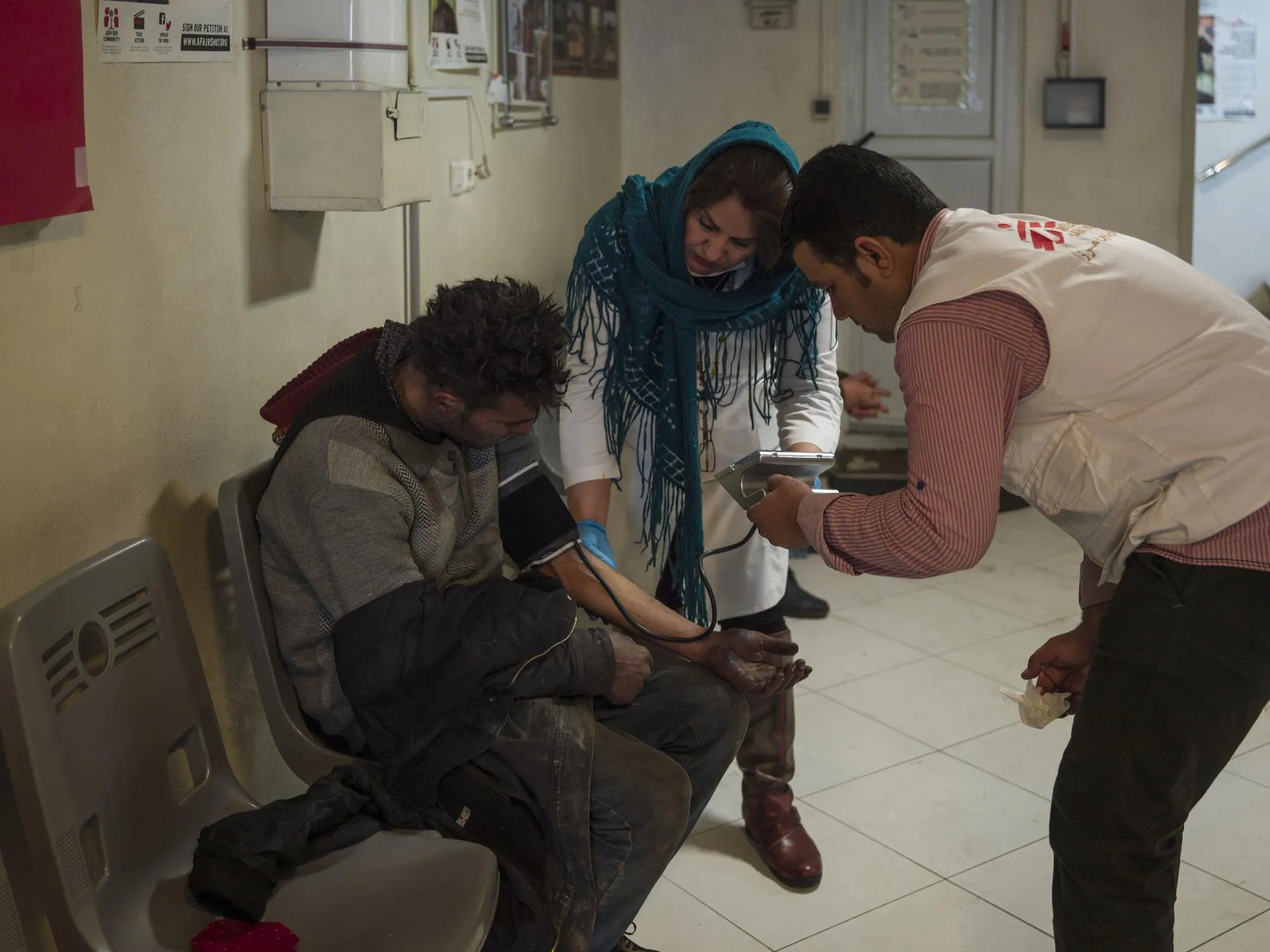 Lékařů bez hranic pečují o pacienta na jinu Teheránu. Teherán, 2029. Foto: Lékaři bez hranic.