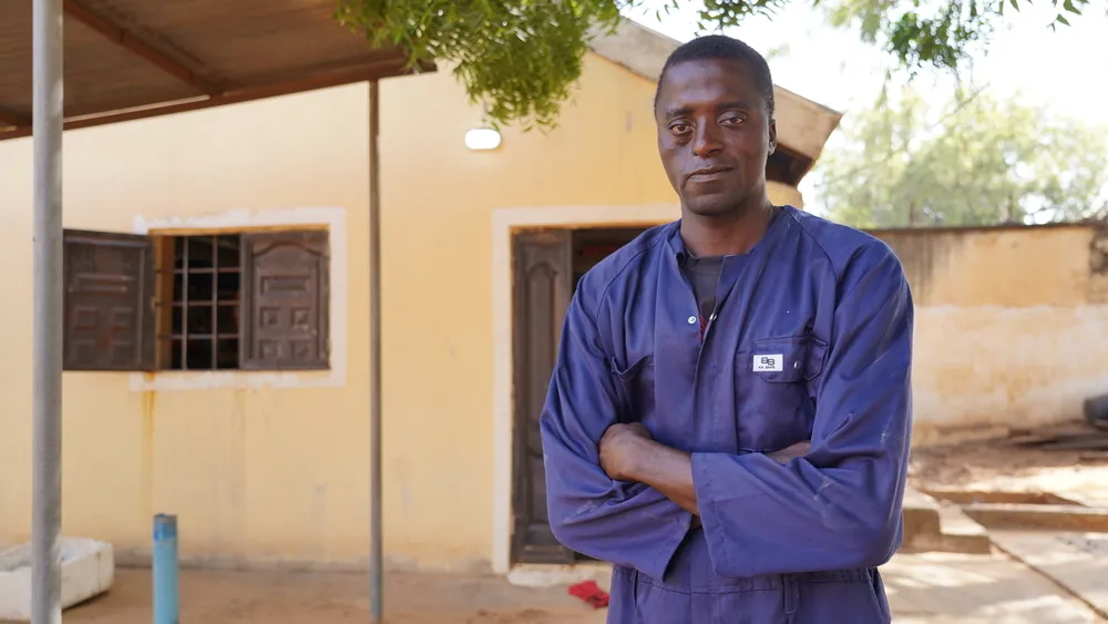 Hussaini Usman, přeživší nomy a hygienik v dětské nemocnici v Nigérii. Nigérie, 2025. Foto: Eugene Osidiana