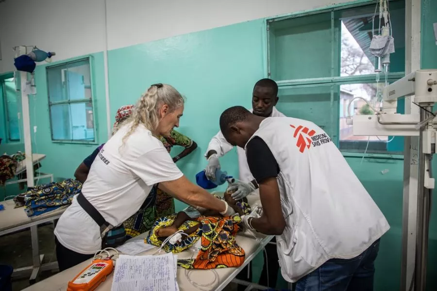 Niger: Jedna z největších pediatrických jednotek intenzivní péče na světě je plná