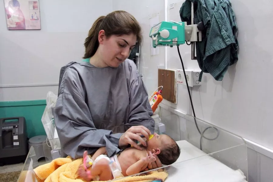 Péče o matky a děti v Pákistánu: Aby novorozenci neumírali