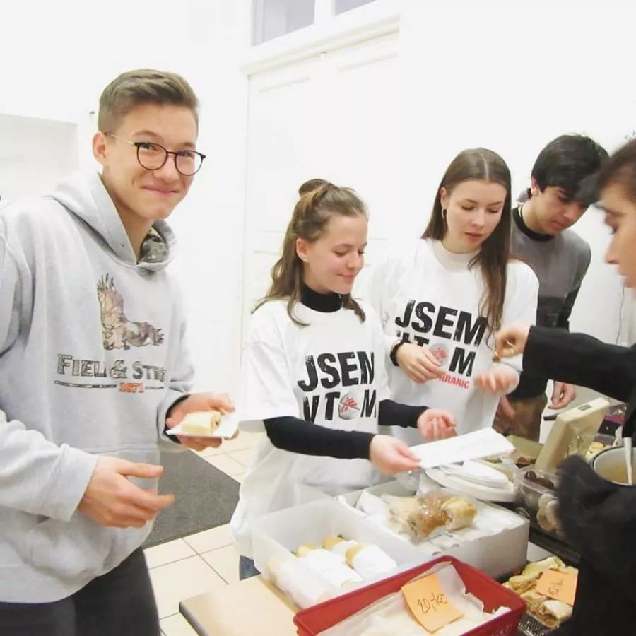 Pečení pro dobrou věc na Gymnáziu Jana Palacha Praha 1