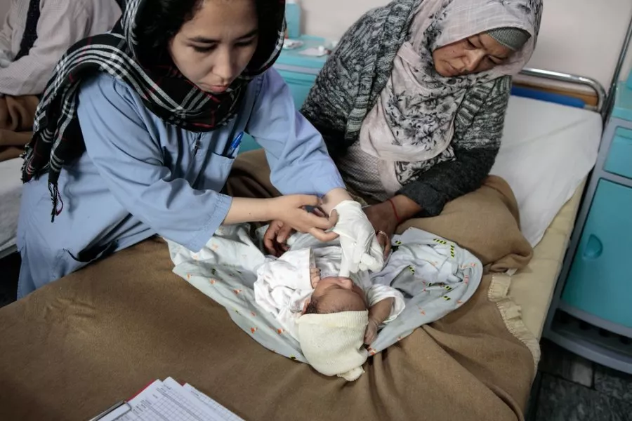 My, afghánské porodní asistentky, tiše vládneme naší zemi
