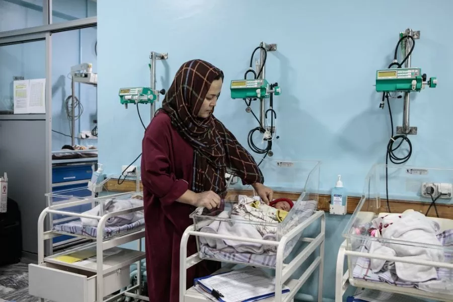 My, afghánské porodní asistentky, tiše vládneme naší zemi