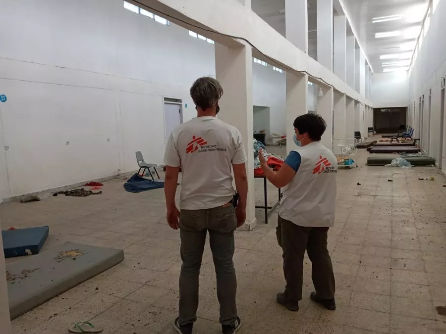 Pracovníci MSF v opuštěné budově, Etiopie, 2020. Foto: Lékaři bez hranic
