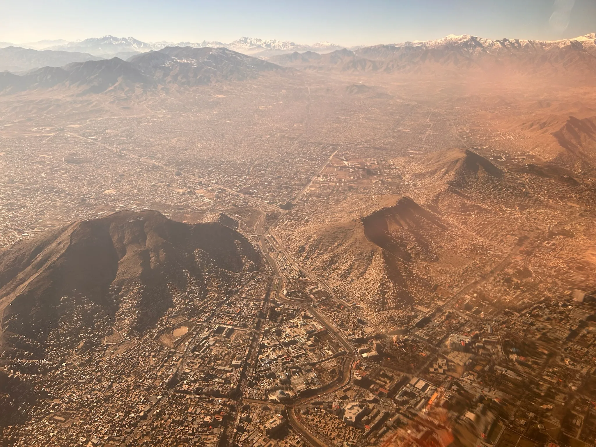 Pohled na hory z letadla. Afghánistán, 2025. 