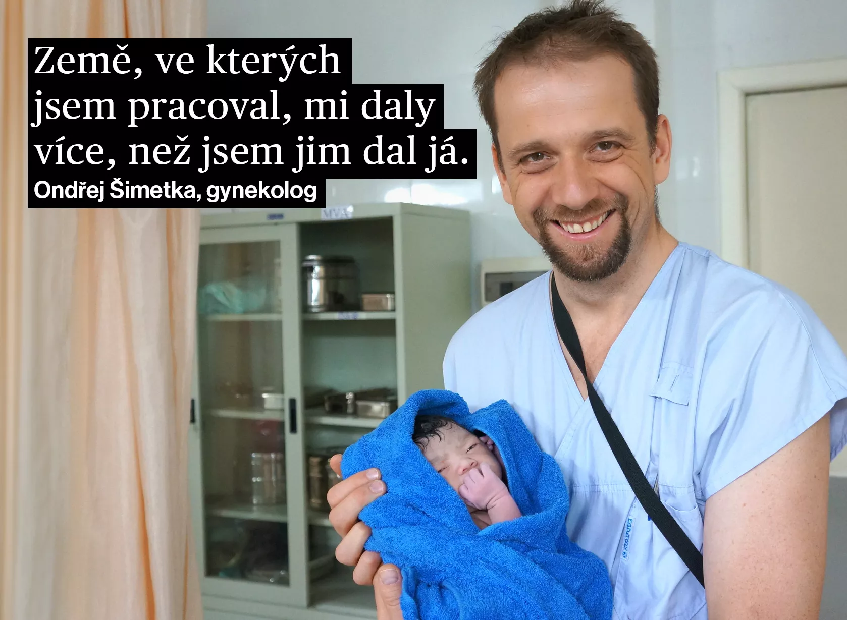 Gynekolog Ondřej Šimetka s dítětem. Foto: Lékaři bez hranic